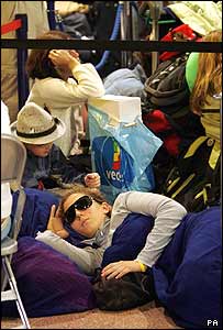 Cestující na letišti Heathrow