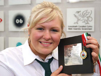 Yn gyntaf yn yr Unawd Merched oedd Eirlys Myfanwy Davies o Ysgol Gyfun y Strade, Llanelli.