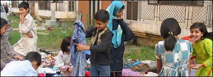 اسلام آباد کے فلیٹوں کے باہر کشمیری بچے