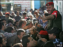 فلسطينيان پس از 38 سال برای عبور از گذرگاه رفح و سفر به مصر هجوم آوردند