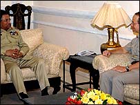 राष्ट्रपति मुशर्रफ़ और जनरल डेविड रिचर्ड्स