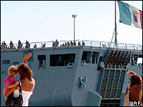 Porto de Brindisi, soldados italianos partem para o Líbano