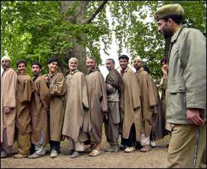 भारत प्रशासित कश्मीर में मतदाताओं की कतार