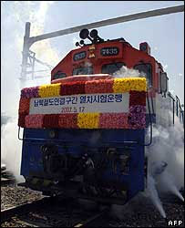 Güney Kore'de sınırı geçen tren