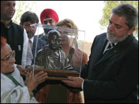 Lula recebe busto de Gandhi de uma seguidora do herói da independência indiana