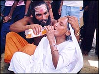 کیلاش گیری اپنی ماں کو پانی پلاتے ہوئے