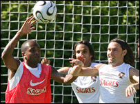 Jogdores portugueses fazem treino recreativo antes da partida contra a França