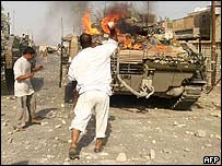 Basra'da saldırıya uğrayan bir tank