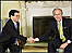 Chủ tịch Nguyễn Minh Triết và Tổng thống George W. Bush bắt tay trong Phòng Bầu Dục