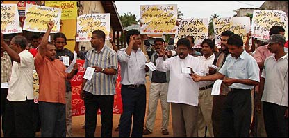JVP protesting against thug attack on Sunday (photo Prasad Purnimal Jayamanne)