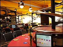 Clientes pedem pela tela e pedidos percorrem trilhos até as mesas