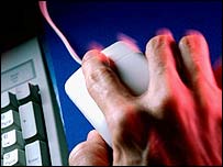 Рука з комп'ютерною мишкою