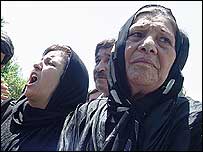 مادر زهرا کاظمی (راست) در کنار شيرين عبادی، پس از خروج از جلسه دادگاه