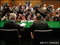 Fotógrafos cercam Crocker e Petraeus em sabatina no Senado americano