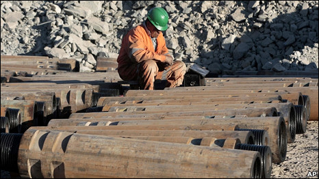 Un trabajador revisa el material de excavación.