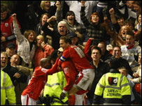 巴恩斯利球员、球迷共同庆祝胜利