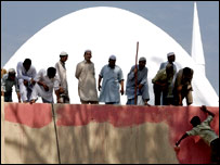 Lal Mescid'i kırmızıya boyayan eylemciler