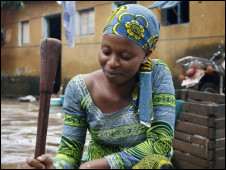 Ivorian woman in Korogho pounding sauce with pestle