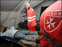 Homem descansa em tenda-enfermaria
