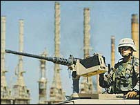 سرباز آمريکايی در تاسيسات نفتی عراق