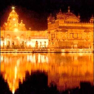अमृतसर में स्वर्ण मंदिर जगमगा रहा है