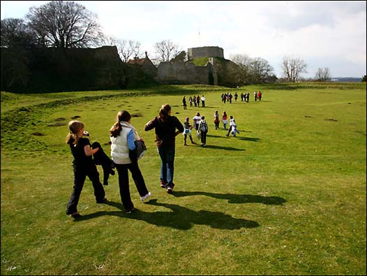 有一千多年历史的Carisbrooke城堡曾经囚禁过查理一世。