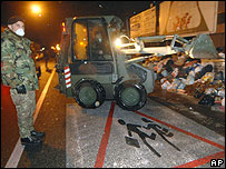 Exército retira lixo das ruas de Nápoles, Itália