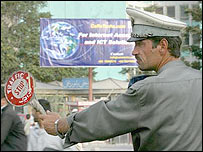 کميسيون حقوق بشر افغانستان همچنين از نحوه رفتار نيروهای امنيتی با شهروندان در مواقع بستن جاده ها انتقاد کرده است