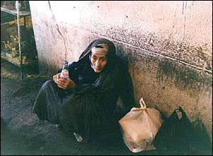 پيرزن در بازار