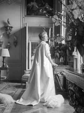 Beaton at Sotheby’s. Mona Bismarck in Balenciaga 1955. © Cecil Beaton by courtesy of The Cecil Beaton Studio Archive, Sotheby’s