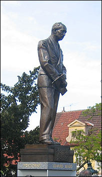 Socha Edvarda Beneše na Loretánském náměstí v Praze