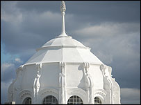 A pineapple sitting proudly on top of the old royal pier