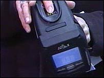 फिंगर प्रिंट्स लेने की मशीन