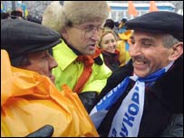 Прихильники двох кандидатів у Києві на мітингу біля стадіону Динамо - фото УНІАН