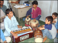 ضيا با همصنفانش