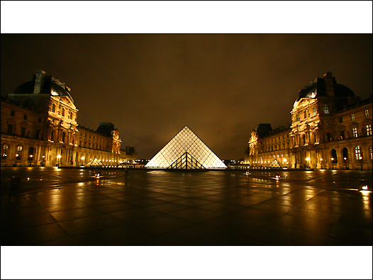 由貝聿銘設計的盧浮宮金字塔與周圍的傳統建築形成強烈反差。