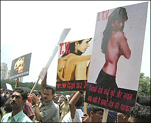 मुंबई में बार-गर्ल्स का प्रदर्शन