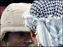 Americký voják a obyvatel Iráku