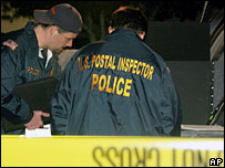 Investigadores na cena do crime