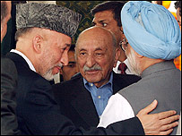 حامد کرزی رييس جمهور (سمت چپ) و محمد ظاهر، شاه پيشين افغانستان (وسط) در کنار من موهان سينگ نخست وزير هند در مراسم افتتاح کار احداث ساختمان جديد پارلمان افانستان