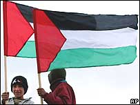 Filistin bayrağı taşıyan çocuklar