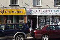 Siopau yng Nghaernarfon