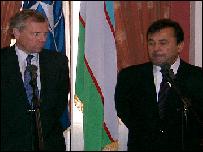 НАТО Бош котиби Яап де Хооп Схеффер ва Содиқ Сафоев(2004 йилда олинган сурат)
