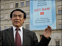 Đại sứ Ngô Quang Xuân trước trụ sở WTO ở Thụy Sĩ hồi tháng 1/2007-ảnh tư liệu