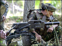 بم گاڑیوں کے ایک قافلے پر پھینکا گیا تھا لیکن یہ سڑک پر جا گرا