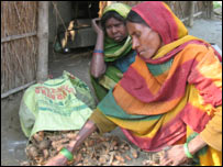 ग़रीबी से जूझते लोग