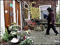 Theo Van Gogh'un evine çiçekler bırakan bir Hollandalı