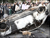 Ateşe verilen bir araç