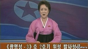 朝鲜电视台女主持播报卫星发射成功（12/12/2012）