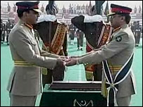 परवेज़ मुशर्रफ़ जनरल कियानी को कमान सौंपते हुए